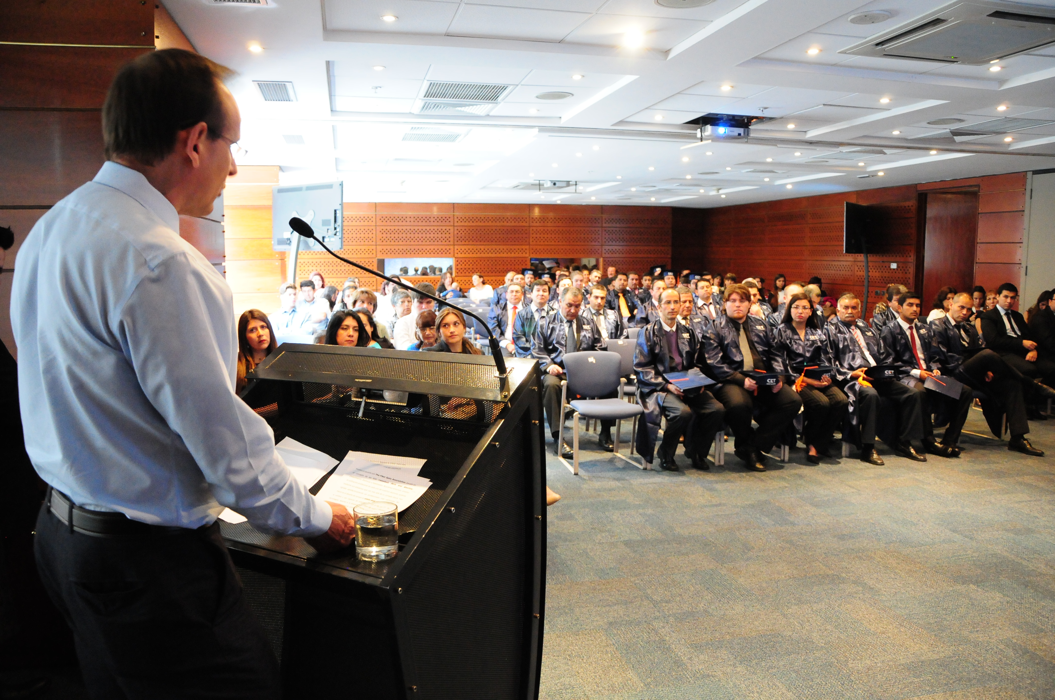 Instructor impartiendo módulo teórico a sala de alumnos