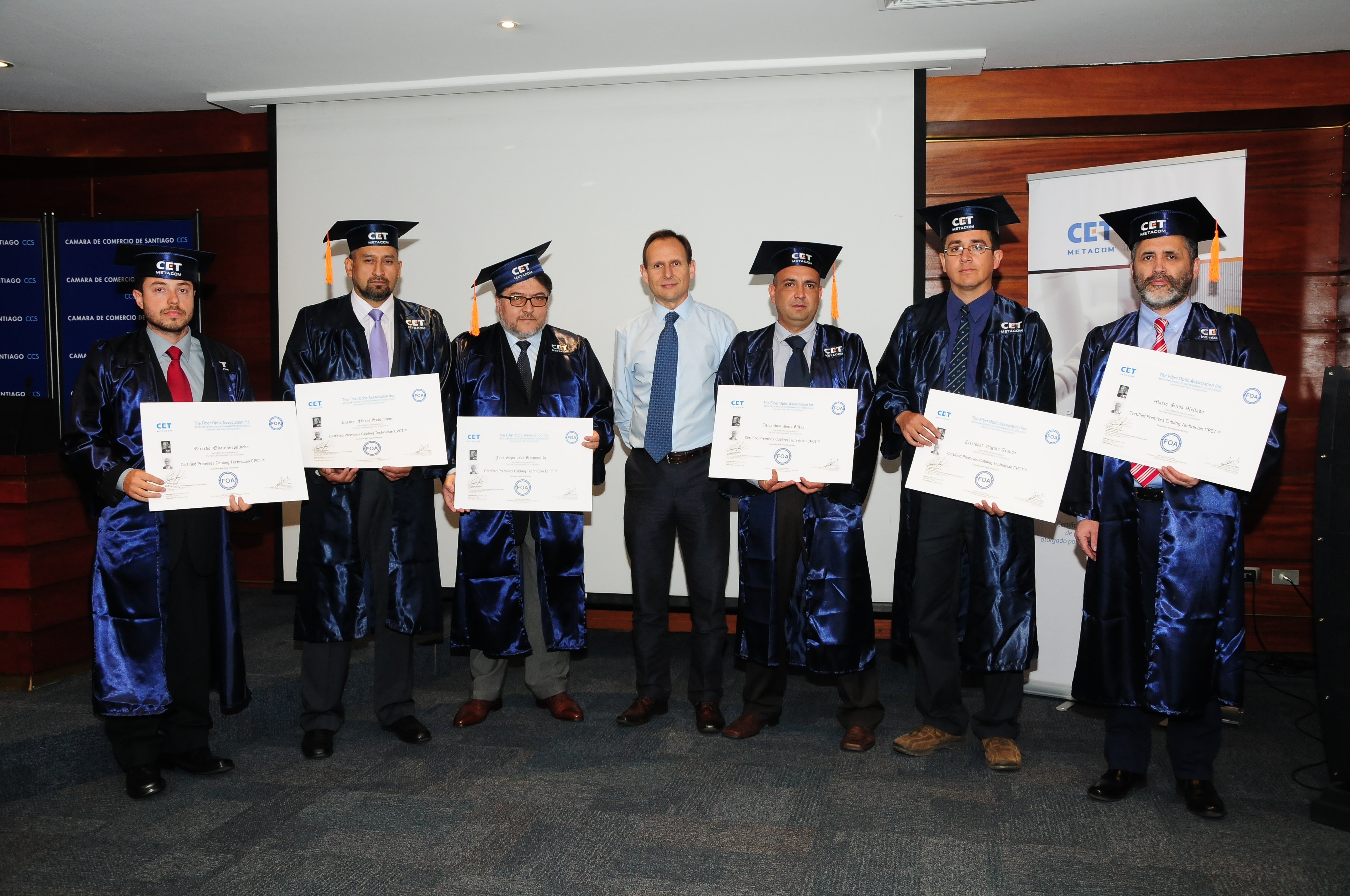 Alumnos certificados FOA con diplomas — ceremonia CET Metacom, Cámara de Comercio de Santiago